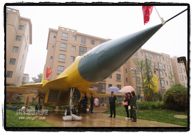 小區(qū)突然出現(xiàn)“飛機坦克”，其中殲15艦載戰(zhàn)斗機一架、99式主戰(zhàn)坦克一輛、武直-10武裝直升機一架，吸引了眾多市民雨中圍觀、合影。