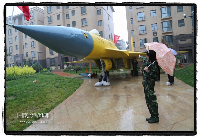 小區(qū)突然出現(xiàn)“飛機坦克”，其中殲15艦載戰(zhàn)斗機一架、99式主戰(zhàn)坦克一輛、武直-10武裝直升機一架，吸引了眾多市民雨中圍觀、合影。