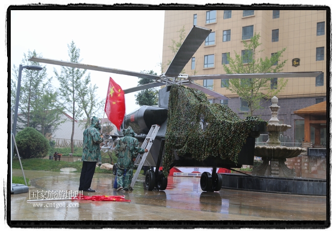 小區(qū)突然出現(xiàn)“飛機坦克”，其中殲15艦載戰(zhàn)斗機一架、99式主戰(zhàn)坦克一輛、武直-10武裝直升機一架，吸引了眾多市民雨中圍觀、合影。