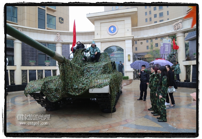 小區(qū)突然出現(xiàn)“飛機坦克”，其中殲15艦載戰(zhàn)斗機一架、99式主戰(zhàn)坦克一輛、武直-10武裝直升機一架，吸引了眾多市民雨中圍觀、合影。