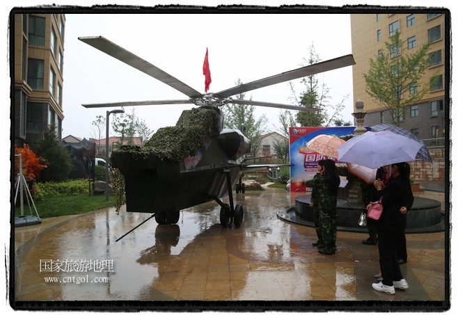 小區(qū)突然出現(xiàn)“飛機坦克”，其中殲15艦載戰(zhàn)斗機一架、99式主戰(zhàn)坦克一輛、武直-10武裝直升機一架，吸引了眾多市民雨中圍觀、合影。