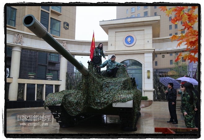 小區(qū)突然出現(xiàn)“飛機坦克”，其中殲15艦載戰(zhàn)斗機一架、99式主戰(zhàn)坦克一輛、武直-10武裝直升機一架，吸引了眾多市民雨中圍觀、合影。