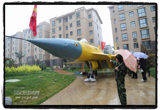 小區(qū)突然出現(xiàn)“飛機坦克”，其中殲15艦載戰(zhàn)斗機一架、99式主戰(zhàn)坦克一輛、武直-10武裝直升機一架，吸引了眾多市民雨中圍觀、合影。