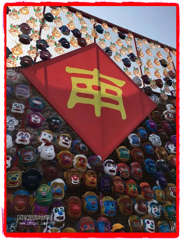 中國規(guī)模最大的猴面具彩繪在南潯古鎮(zhèn)展示。猴子真是今年最紅的動物。 
