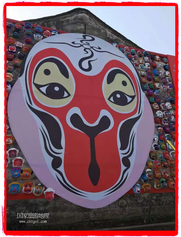 中國規(guī)模最大的猴面具彩繪在南潯古鎮(zhèn)展示。猴子真是今年最紅的動物。 