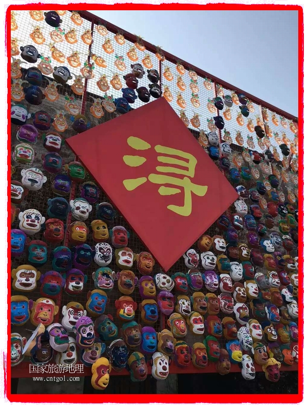 中國規(guī)模最大的猴面具彩繪在南潯古鎮(zhèn)展示。猴子真是今年最紅的動物。 