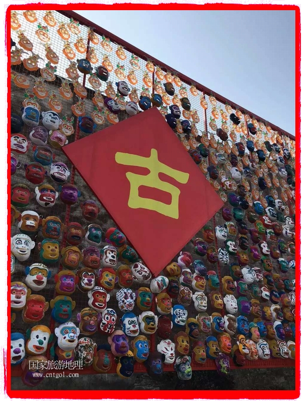 中國規(guī)模最大的猴面具彩繪在南潯古鎮(zhèn)展示。猴子真是今年最紅的動物。 