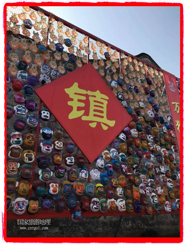 中國規(guī)模最大的猴面具彩繪在南潯古鎮(zhèn)展示。猴子真是今年最紅的動物。 