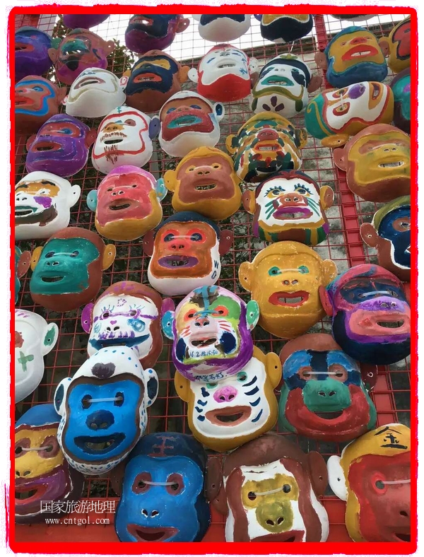 中國規(guī)模最大的猴面具彩繪在南潯古鎮(zhèn)展示。猴子真是今年最紅的動物。 