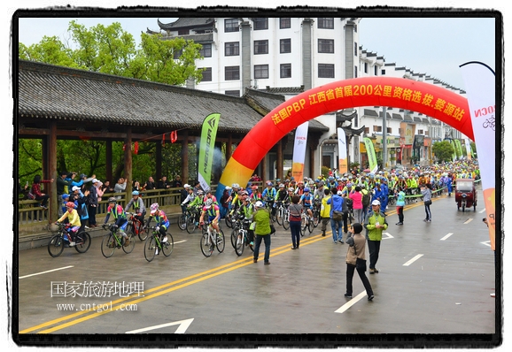 來自江西、安徽、浙江、福建等省市近千名選手參加了比賽，婺源賽道沿途的秀美風(fēng)光和徽派古村落，給參賽選手留下美好的印象。