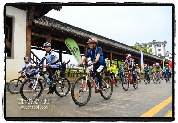 來自江西、安徽、浙江、福建等省市近千名選手參加了比賽，婺源賽道沿途的秀美風(fēng)光和徽派古村落，給參賽選手留下美好的印象。