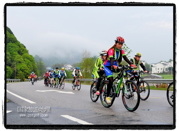 來自江西、安徽、浙江、福建等省市近千名選手參加了比賽，婺源賽道沿途的秀美風(fēng)光和徽派古村落，給參賽選手留下美好的印象。