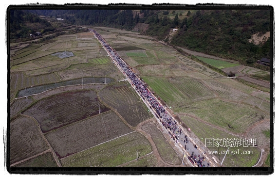 1700桌合攏宴，總長3.7公里，10380人同桌就餐，創(chuàng)歷史之最